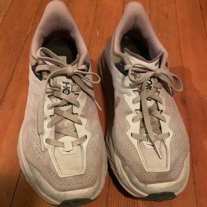Women’s HOKA Soeedgoat 5 size 8